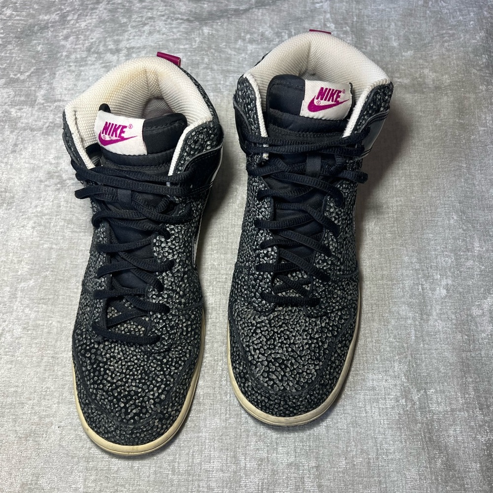 Nike Women's Black and Cream Textured Sneakers